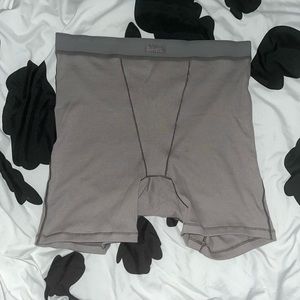 SKIMS COTTON RIB BOXER IN SMOKE